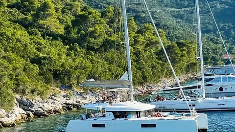 Lagoon 52