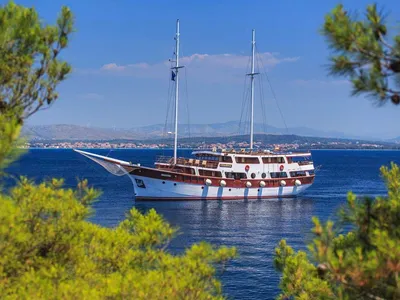 Motor sailer